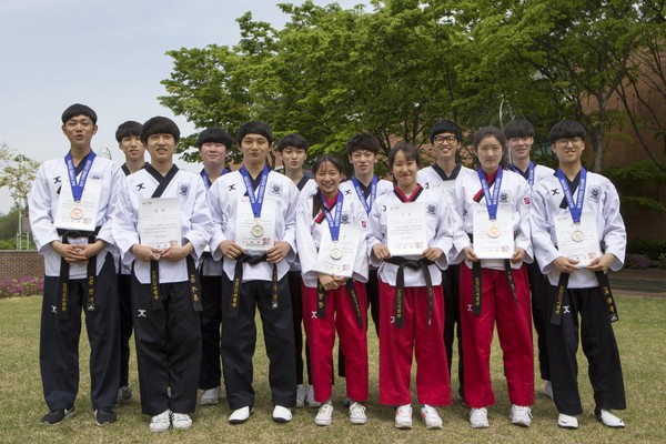 ▲ 제44회 전국대학태권도 개인선수권대회에서 9개의 메달을 수상한 계명문화대학교 태권도 선수단이 상장과 메달을 보이며 활짝 웃고 있다.ⓒ계명문화대