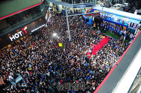 ▲ 22일 고향을 찾은 문재인 민주당 후보의 부산 유세에 몰린 3만명의 인파. ⓒ공준표 기자