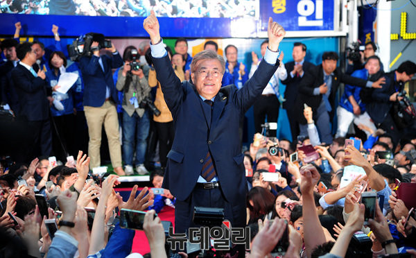 ▲ 문재인 민주당 대선후보가 22일 부산 유세 현장에서 두 손을 올린 모습. ⓒ공준표 기자