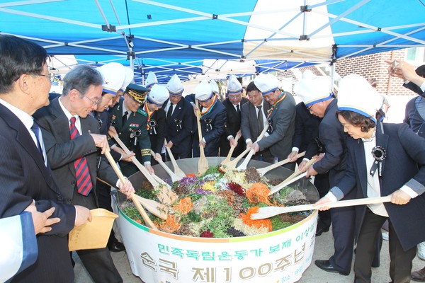 ▲ 보재 이상설 추모 100주기 기념식장에서 참석한 내빈들이 비빔밥을 만들고 있다.ⓒ진천군