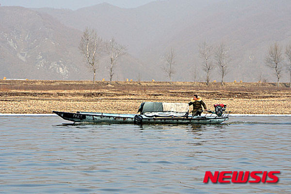 ▲ 최근 북한에서는 국경경비대의 도움 없이 단독으로 탈출하는 주민들이 증가하고 있다고 '자유아시아방송'이 북한 소식통을 인용해 보도했다. 사진은 두만강의 모습. ⓒ뉴시스. 무단전재 및 재배포 금지.