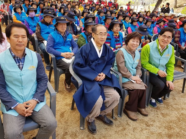 ▲ 지난 22일 안동 도산서원에서 ‘내고장 문화재 가꾸기 행사’에 참석한 김장주 경북도 행정부지사(제일 오른쪽).ⓒ경북도