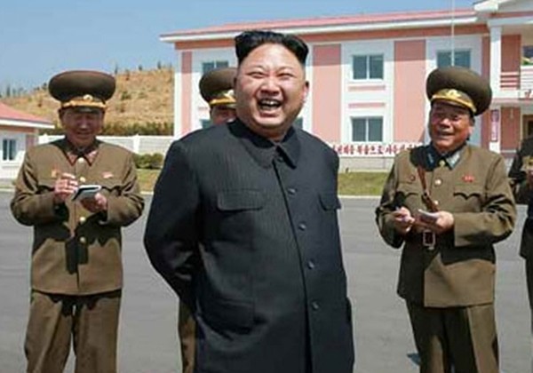 ▲ 북한이 대외용 라디오 매체인 평양방송을 통해 남파 간첩 지령용으로 추정되는 ‘난수(亂數)’ 방송을 내보냈다. 사진은 북한 인민군 '항공 및 반항공군 4월 22일 태천돼지공장'을 찾은 김정은.ⓒ北선전매체 홈페이지 캡쳐