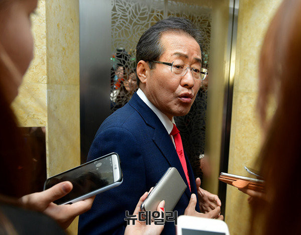 ▲ 자유한국당 홍준표 후보가 23일 국가원로들을 방문한 자리에서 '빅데이터' 수치를 근거로 대통령 선거에서 자신감을 내비쳤다. ⓒ뉴데일리 정상윤 기자