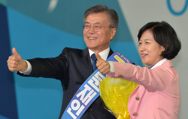 ▲ (왼쪽부터) 문재인 민주당 대선후보와 추미애 민주당 대표. ⓒ뉴시스