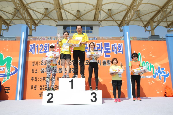 ▲ ‘제12회 성주참외 전국마라톤대회’ 우승자 모습.ⓒ성주군