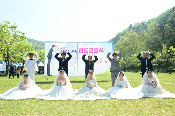 ▲ 고령군(군수 곽용환)이 23일 대가야읍 대가야수목원 광장에서 다문화가족 합동결혼식을 개최했다.ⓒ고령군