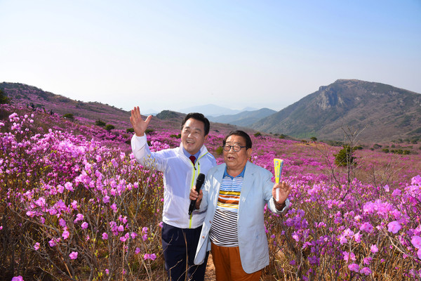 ▲ 참꽃군락지인 비슬산에 오른 김문오 달성군수(왼쪽)과 국민MC 송해씨.ⓒ달성군