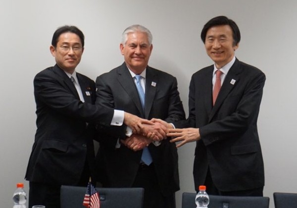 ▲ 한·미·일 3각 동맹이 북한 핵 문제를 두고 머리를 맞댄다. 사진은 지난 2월 16일(현지시간) 독일 본에서 열린 3국 외교장관 회의 후 (왼쪽부터) 기시다 후미오 日외무상, 렉스 틸러슨 美국무장관, 윤병세 외교장관이 기념 촬영을 하고 있는 모습.ⓒ외교부