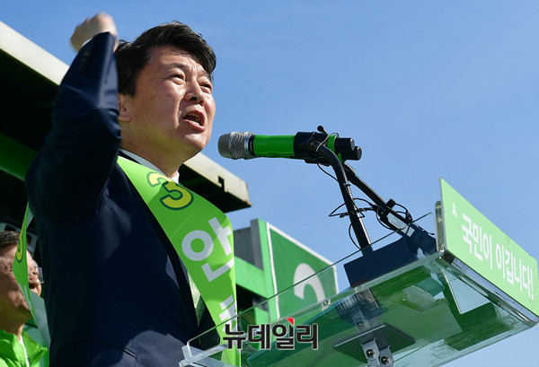▲ 국민의당 안철수 후보가 24일 전남 목포역광장에서 열린 국민승리유세에서, 전날 박지원 대표의 백의종군 결단을 언급하며 반드시 대선에서 승리해 그 결단에 보답하겠다고 허공에 주먹을 크게 휘둘러보이고 있다. ⓒ목포(전남)=뉴데일리 정상윤 기자
