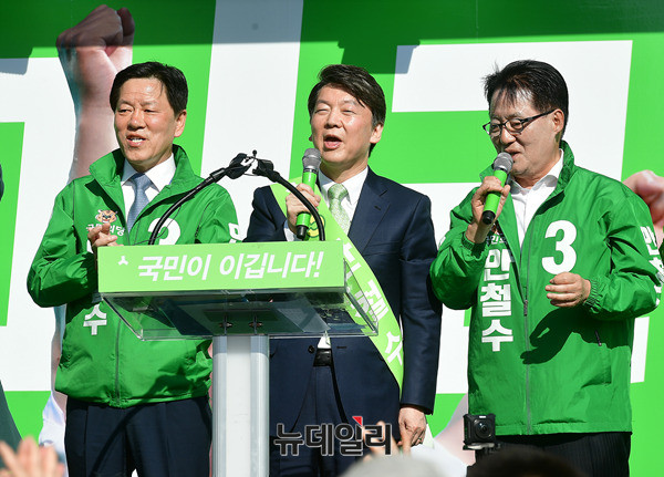 ▲ 국민의당 안철수 후보가 24일 전남 목포역광장에서 열린 국민승리유세에서 박지원 대표, 주승용 원내대표와 함께 목포의 눈물을 2절까지 떼창하고 있다. ⓒ목포(전남)=뉴데일리 정상윤 기자