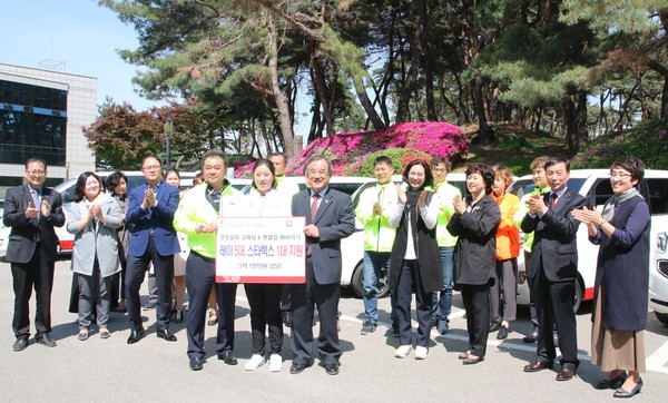 ▲ 김해림 프로골퍼와 팬클럽인 해바라기 회원들이 24일 충북 청주시청소년수련관에서 사회복지시설에 차량 6대를 전달하고 있다. ⓒ충북모금회