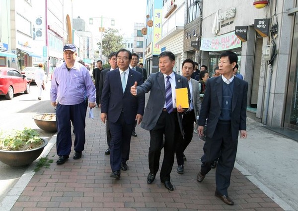 ▲ 이승훈 충북 청주시장이 24일 ‘남주·남문로 웨딩테마거리 조성사업’ 현장을 점검하고 있다.ⓒ청주시