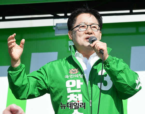 ▲ 국민의당 박지원 대표가 24일 전남 목포역광장에서 열린 국민승리유세에서 안철수 후보에게 김대중 전 대통령 때처럼 몰표를 달라고 호소하고 있다. ⓒ목포(전남)=뉴데일리 정상윤 기자