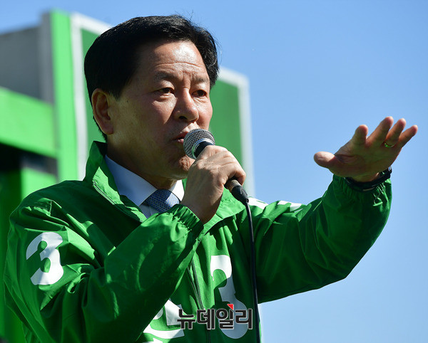 ▲ 국민의당 주승용 원내대표가 24일 전남 목포역광장에서 열린 국민승리유세에서 지난 2012년 대선 때 안철수 후보의 양보를 얻어 호남에서 93%의 지지를 받고서도 낙선 후 사의를 표하지 않은 더불어민주당 문재인 후보를 심판할 것을 호소하고 있다. ⓒ목포(전남)=뉴데일리 정상윤 기자