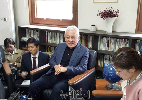 ▲ 국민의당 김한길 전 상임선거대책위원장이 24일 서울 용산구 이촌동 개인집무실에서 기자간담회를 하고 있다. ⓒ뉴데일리 김민우 기자