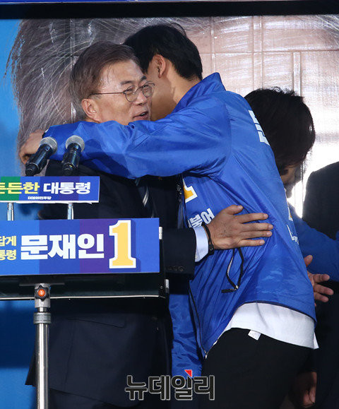 ▲ 24일 천안 유세에서 안희정 지사 장남과 포옹을 나눈 문재인 민주당 대선후보. ⓒ이종현 기자