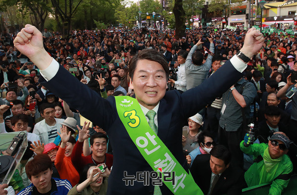 ▲ 국민의당 안철수 후보가 24일 오후 광주 전남대 후문 앞에서 열린 국민승리유세에서 1만 인파를 뒤로 한 채 두 팔을 번쩍 치켜들어보이고 있다. ⓒ광주=사진공동취재단