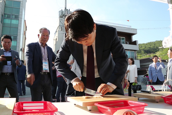 ▲ 지난 해 물가자미축제중 이희진 영덕군수가 물가자미 썰기 체험행사에 참여중인 모습.ⓒ영덕군