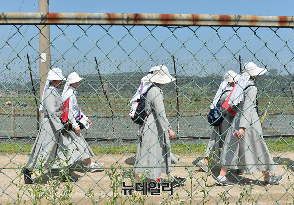 ▲ '2016 여성평화걷기'행사에 참여한 수녀들이 파주 지역의 민간인통제선 안을 걷고 있다.ⓒ뉴데일리 DB