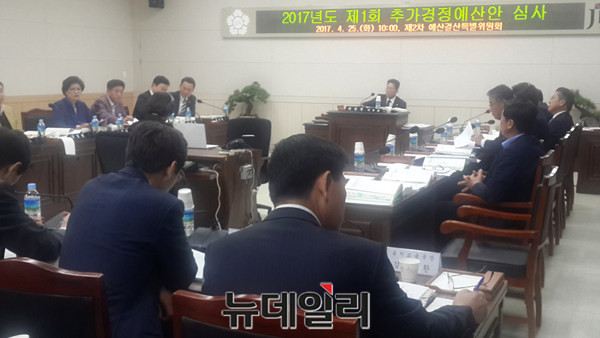 ▲ 충북 청주시의회가 25일 26회 임시회 예산결산특별위원회를 열고 청주시 추경안을 심사하고 있다.ⓒ김종혁 기자