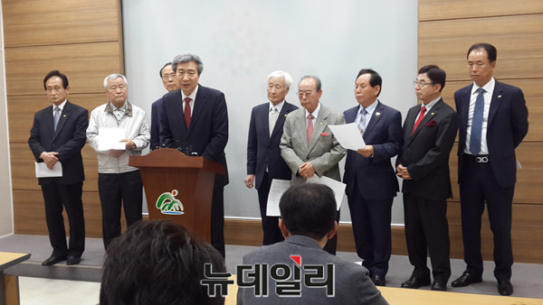 ▲ 충북범도민비상대책위원회가 지난 21일 도청에서 대선 후보들이 KTX세종역 반대 입장을 밝혔다고 발표하고 있다.ⓒ김종혁 기자