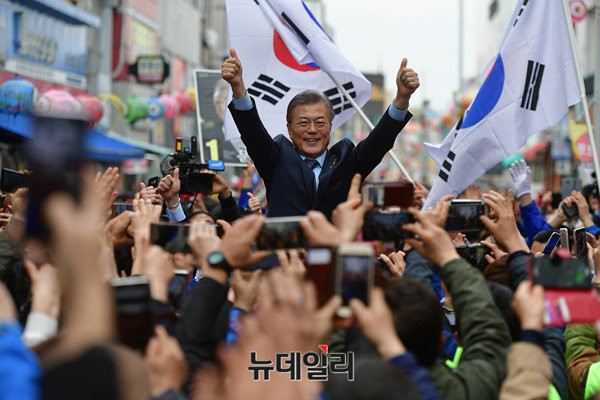 ▲ 문재인 민주당 대선후보가 지난 20일 원주 유세에 나선 모습. ⓒ정상윤 기자