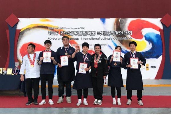 ▲ 한국 힐링챌린지컵 국제요리경연대회에 출전해 수상의 영광을 안은 충남도립대 호텔관광외식과 학생들과 심사위원들이 기념촬영을 하고 있다.ⓒ충남도립대