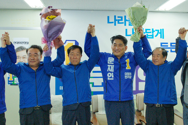 ▲ 25일 더불어민주당에 입당한 영동군 박계동 의원(왼쪽 두번째)과 옥천군 최연호 의원(왼쪽 네번째).ⓒ더불어민주당 충북도당