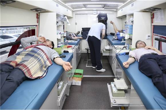 ▲ 건강보험 공단 임직원들이 헌혈하는 모습ⓒ국민건강보험공단