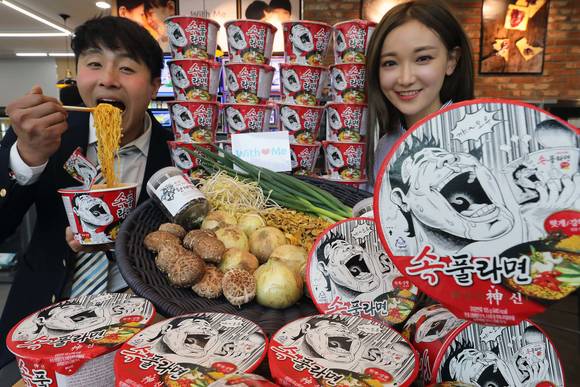 ▲ 25일 오전 서울 성동구 이마트위드미 본점에서 모델들이 숙취해소에 제격인 '속풀라면'을 선보이고 있다. ⓒ이마트위드미