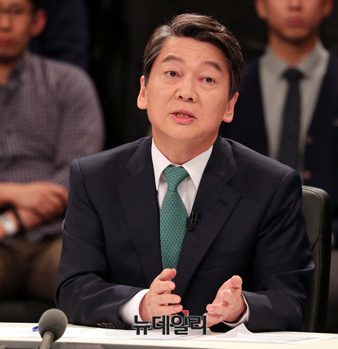 국민의당 안철수 대선후보가 25일 JTBC에서 열린 4차 TV토론회에 참석해 발언하고 있다. ⓒ공동취재단
