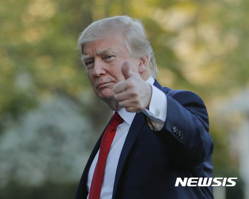 ▲ "김정은, 잘 해봐" 엄지를 들어보이는 도널드 트럼프 美대통령. ⓒ뉴시스. 무단전재 및 재배포 금지.