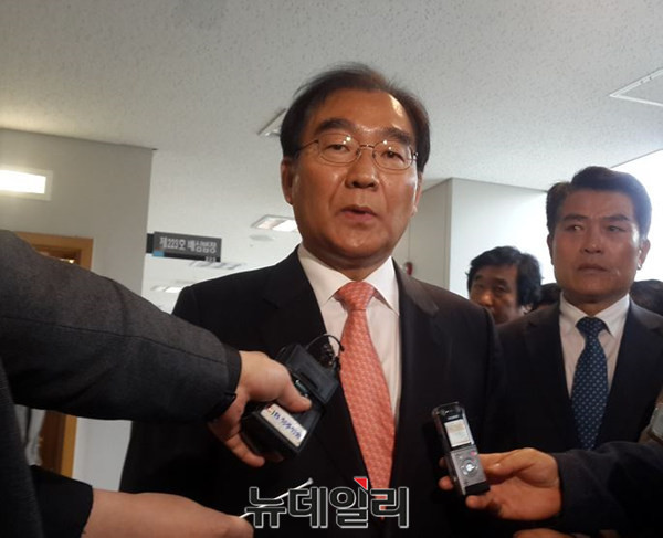 ▲ 이승훈 충북 청주시장이 지난 20일 항소심에서 징역형을 선고 받고 재판정을 나오며 기자들의 질문에 답하고 있다.ⓒ김종혁 기자