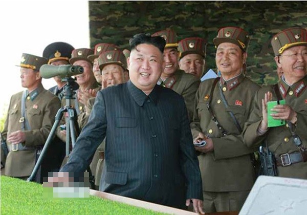 ▲ 사진은 군종합동타격시위를 보고 웃고있는 김정은.ⓒ北선전매체 홈페이지 캡쳐