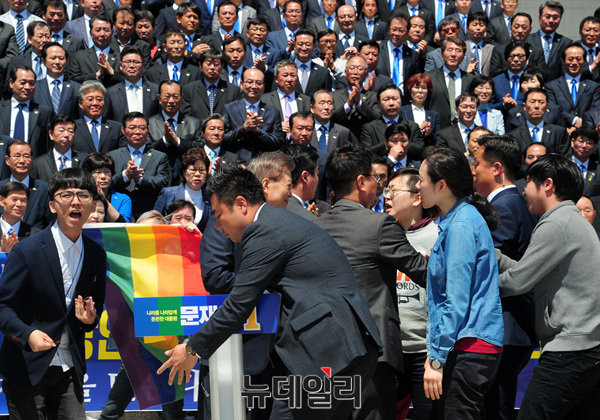 ▲ 더불어민주당 문재인 대선후보가 26일 국회 본청 계단 앞에서 열린‘천군만마 국방안보 1000인 지지선언’기자회견 도중 성소수자들로부터 거센 항의를 받고 있다. ⓒ공준표 기자