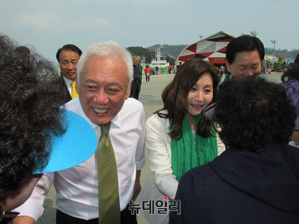 ▲ 국민의당 김한길 전 의원과 최명길 여사, 주승용 원내대표 일행이 26일 오후 전남 완도 국제해조류박람회장을 찾아 안철수 후보 지지를 호소하고 있다. ⓒ완도(전남)=뉴데일리 정도원 기자