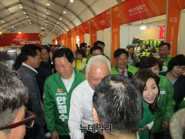 ▲ 국민의당 김한길 전 의원과 최명길 여사, 주승용 원내대표 일행이 26일 오후 전남 완도 국제해조류박람회장을 찾아 안철수 후보 지지를 호소하고 있다. ⓒ완도(전남)=뉴데일리 정도원 기자