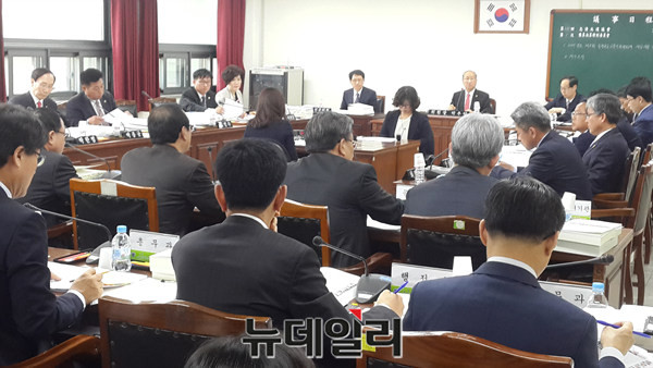 ▲ 충북도의회 예산결산특별위원회가 26일 도교육청의 ‘제천야영장 현대화 사업’에 대한 추경안에대한 논의를 벌이고 있다.ⓒ김종혁 기자