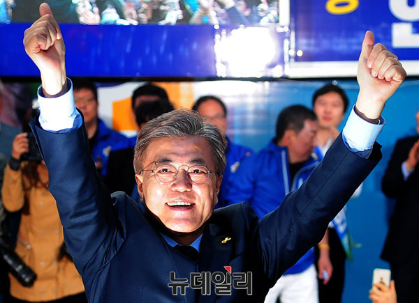 ▲ 문재인 민주당 후보가 지난 22일 부산 서면 유세장에서 손을 올린 모습. ⓒ공준표 기자