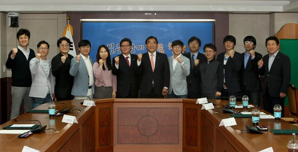 ▲ 청주공예비엔날레조직위원회가 26일 11명의 공동 감독을 위촉했다.ⓒ청주시