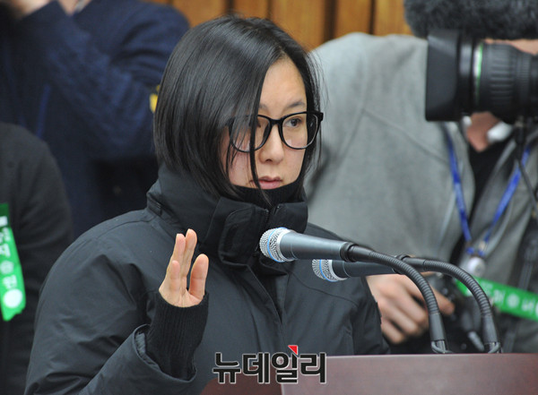 ▲ 지난해 12월 국회에서 열린 청문회에 참석해 증인선서를 하고 있는 최순실의 조카 장시호씨. ⓒ 사진 뉴데일리 이종현 기자