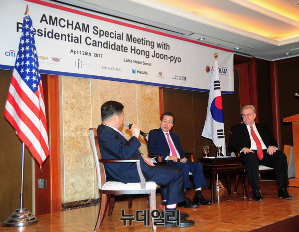 ▲ 왼쪽부터 오영진 코리아타임즈 논설국장, 홍준표 자유한국당 대선후보, 제프리 존스(Jeffrey Jones) 전 주한미국상공회의소 회장 ⓒ 뉴데일리 공준표