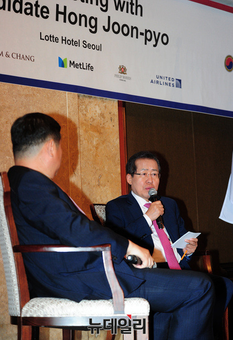 ▲ 왼쪽부터 오영진 코리아타임즈 논설국장, 홍준표 자유한국당 대선후보, 제프리 존스(Jeffrey Jones) 전 주한미국상공회의소 회장 ⓒ 뉴데일리 공준표