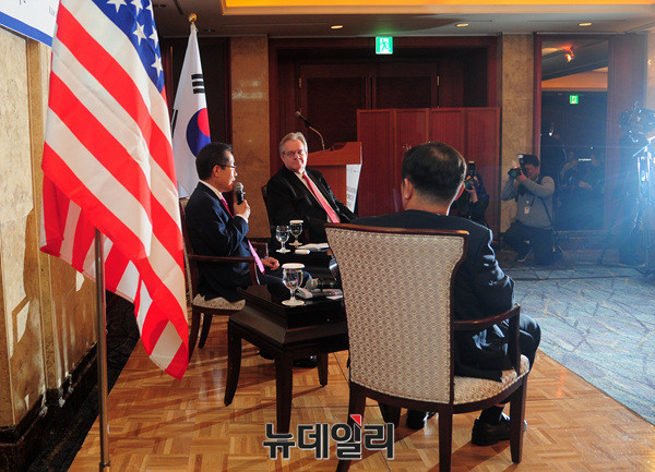 ▲ 왼쪽부터 오영진 코리아타임즈 논설국장, 홍준표 자유한국당 대선후보, 제프리 존스(Jeffrey Jones) 전 주한미국상공회의소 회장 ⓒ 뉴데일리 공준표