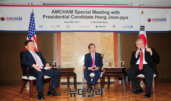 ▲ 왼쪽부터 오영진 코리아타임즈 논설국장, 홍준표 자유한국당 대선후보, 제프리 존스(Jeffrey Jones) 전 주한미국상공회의소 회장 ⓒ 뉴데일리 공준표