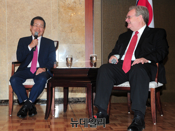 ▲ 왼쪽부터 오영진 코리아타임즈 논설국장, 홍준표 자유한국당 대선후보, 제프리 존스(Jeffrey Jones) 전 주한미국상공회의소 회장 ⓒ 뉴데일리 공준표