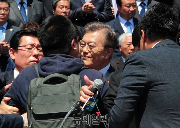 ▲ 문재인 민주당 대선후보가 26일 성소수자들의 항의를 직면한 모습. ⓒ공준표 기자