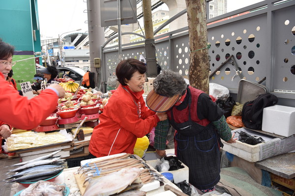 ▲ 홍준표 부인 이순삼 여사가 대선 선거운동 후 대구경북을 빈번히 찾고 있다. 사진은 지난 25일 서문시장에서 상인을 만나 홍준표 후보 지지를 호소하는 모습.ⓒ한국당 대구시당