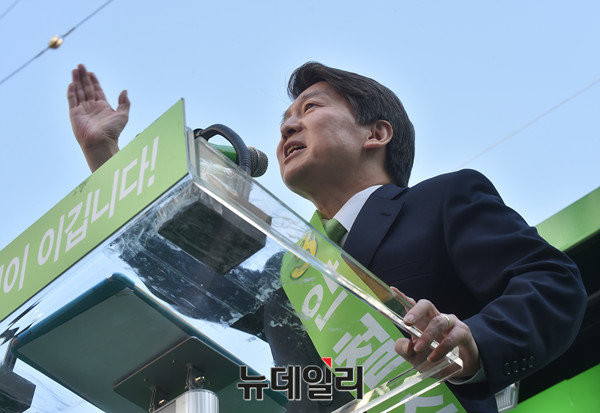 ▲ 국민의당 안철수 대선후보가 26일 강원도 원주 문화의거리 앞에서 열린 유세현장에서 한손을 치켜세우며 목소리를 높이고 있다. ⓒ원주(강원)=뉴데일리 이종현 기자